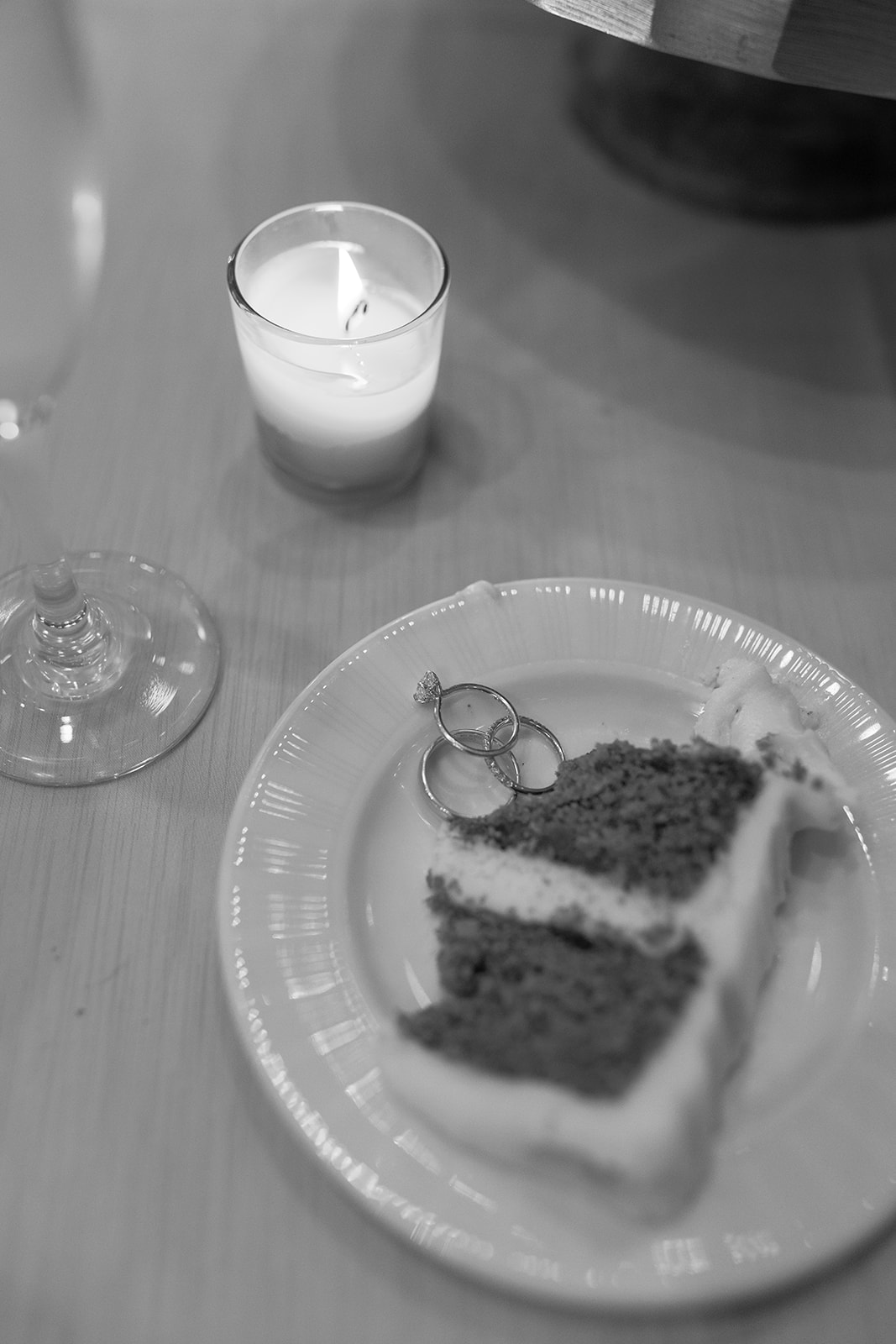 the wedding cake with the couples' wedding rings 