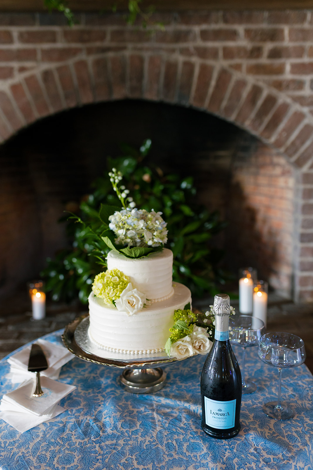 wedding cake with champagne 