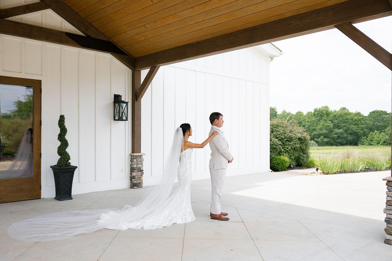 Bride and her dad share a first look at The Venue at Edgewood.