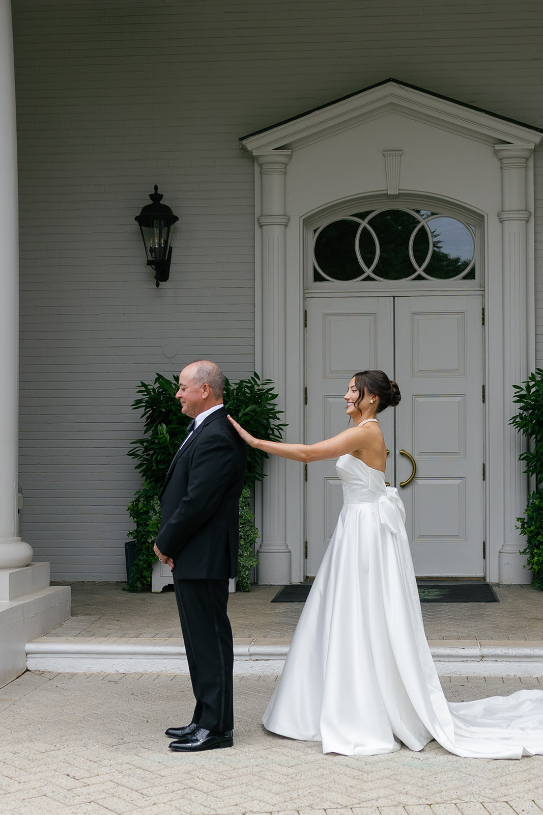 bride taps her dads shoulder during first look with her father